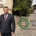 Ο Πρόεδρος του κόμματος στέκεται στα Αμπελάκια Λάρισας, ιστορικό κέντρο οικονομικής δραστηριότητας, ενώ μιλά στο κοινό για την παρουσίαση της νέας πολιτικής παράταξης.