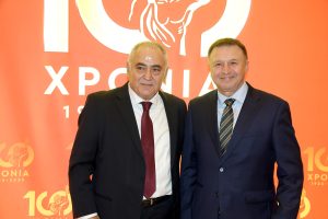 Ο Απόστολος Βλάχος φωτογραφία με τον Πρόεδρο του ΕΕΑ, στην εκδήλωση για τα 100 χρόνια από την ίδρυσή του.